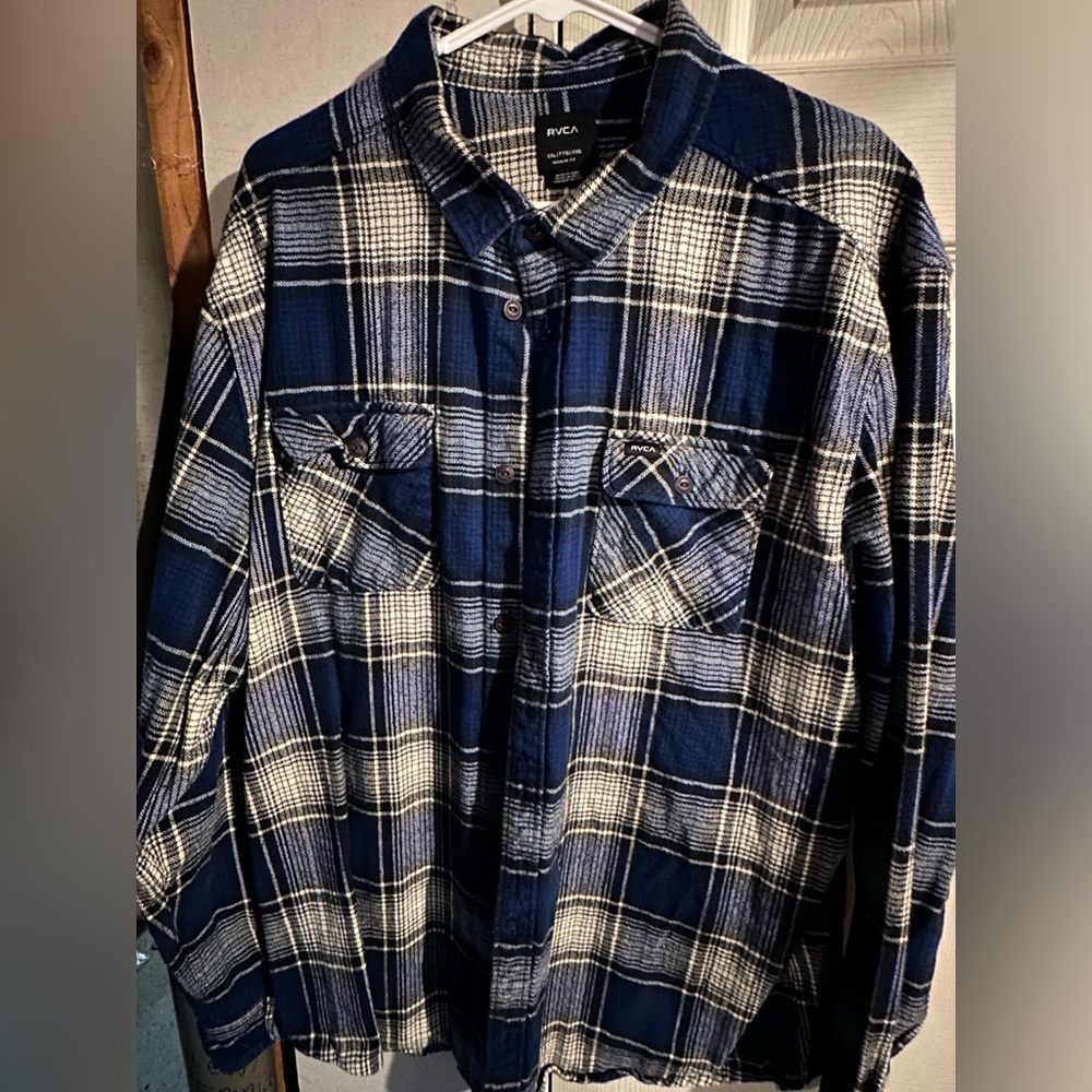 RVCA flannel XL but fits like XL